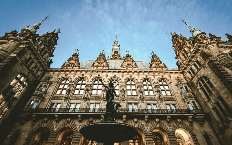 Fachada do edifício Rathaus de Hamburgo, um edifício governamental emblemático na Alemanha.