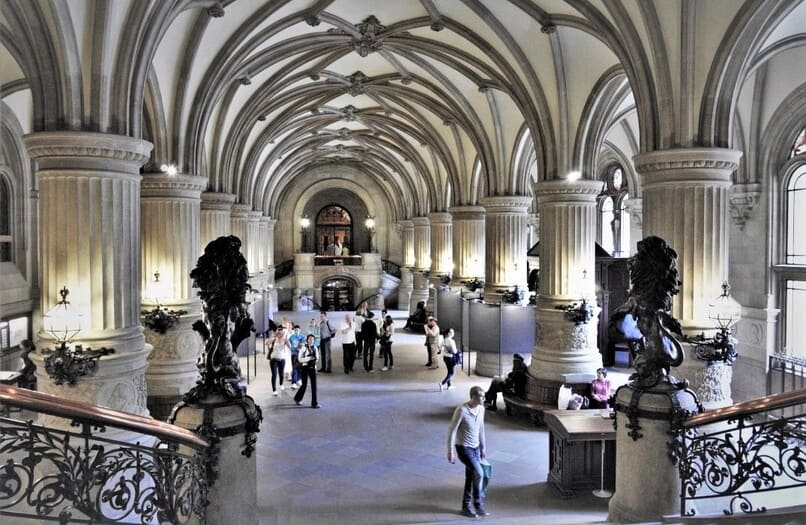 Interior da Rathaus de Hamburgo, uma das maiores cidades da Alemanha