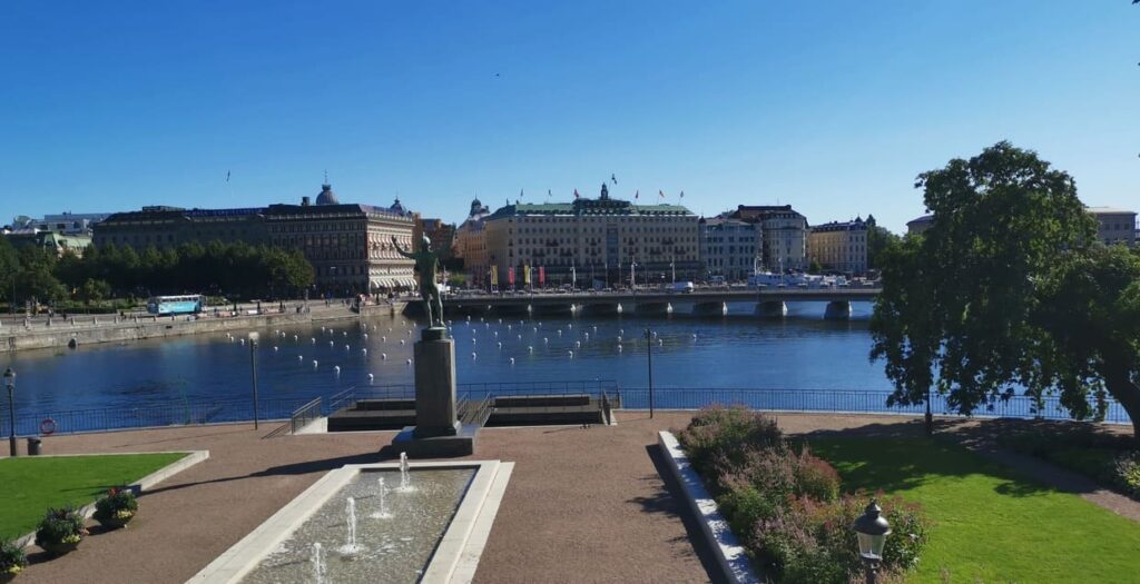 Vista de Estocolmo com ponte e jardim