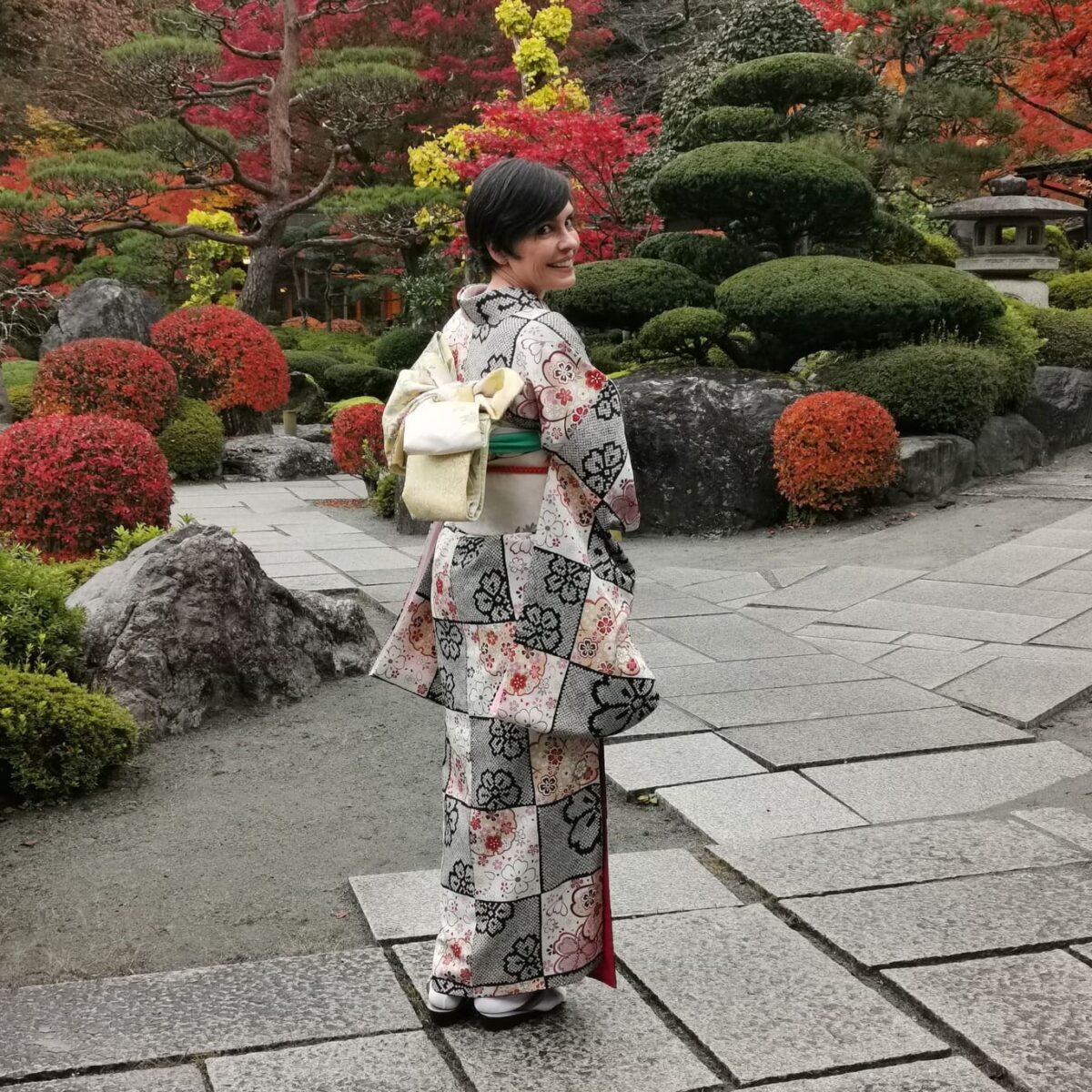 mulher de kimono em jardim japonês