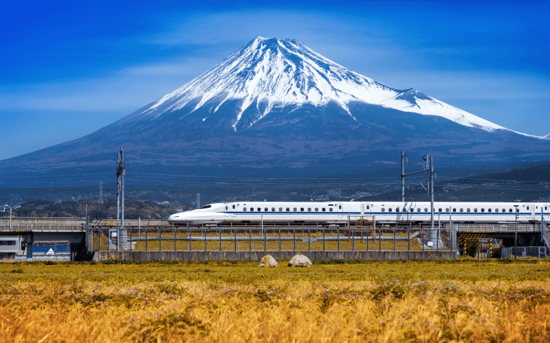 Trem-bala Shinkansen passando com o Monte Fuji ao fundo no Japão