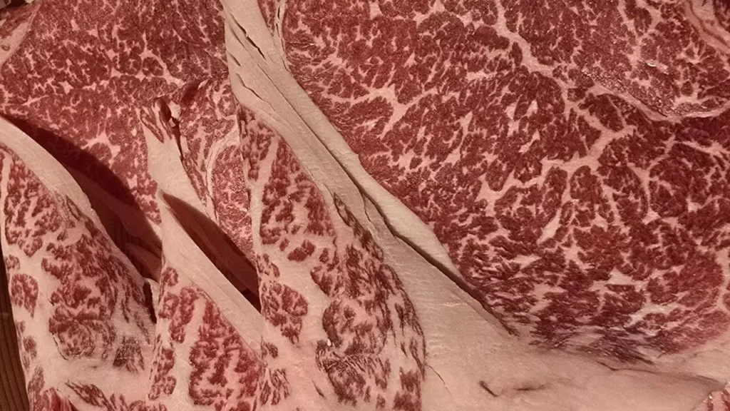 Close em cortes de carne wagyu com marmoreio intenso de gordura, a famosa carne bovina de alta qualidade do Japão