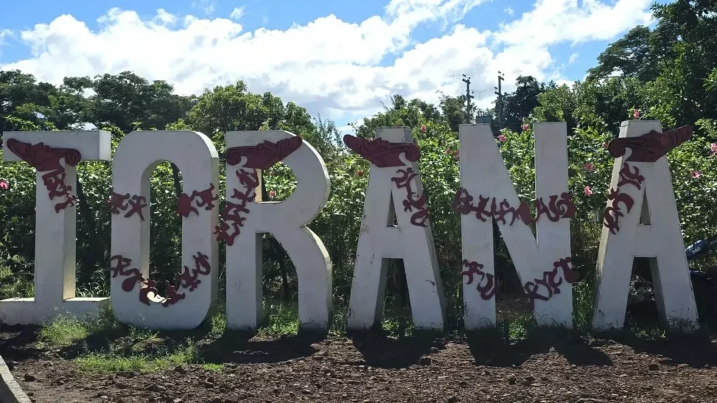 Letreiro com o nome Hanga Roa decorado com motivos Rapa Nui na única vila da Ilha de Páscoa, Chile