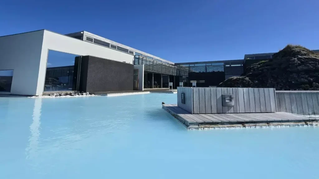 Lagoa geotérmica azul-turquesa com estrutura moderna do spa Blue Lagoon ao fundo em Grindavík, na Islândia