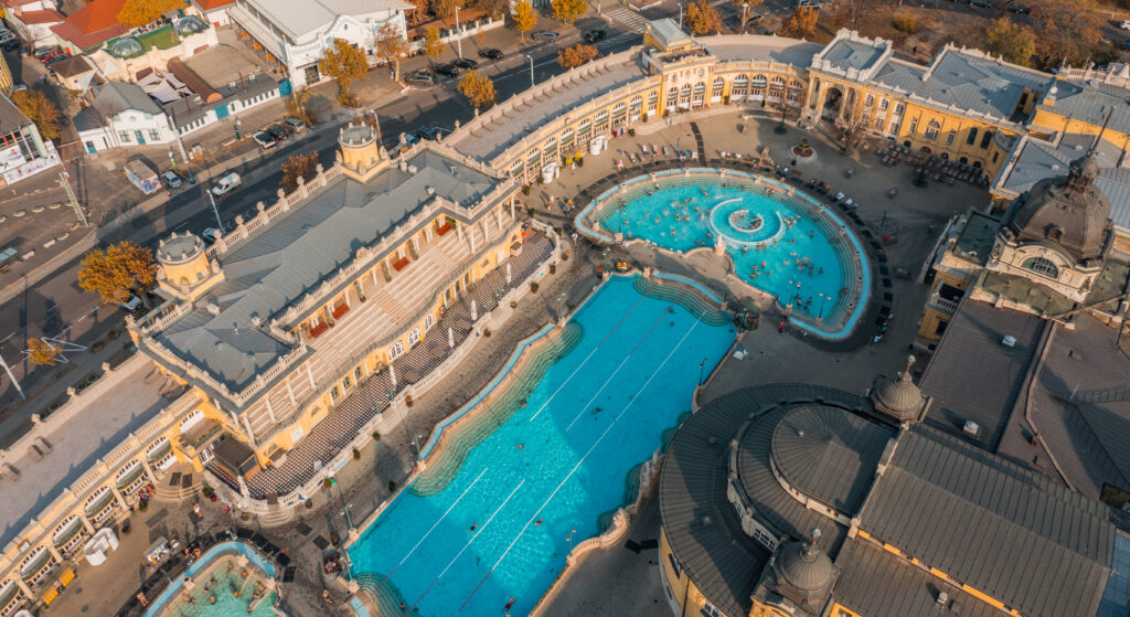 Vista aérea dos Banhos Széchenyi, o complexo termal ao ar livre mais famoso de Budapeste, na Hungria