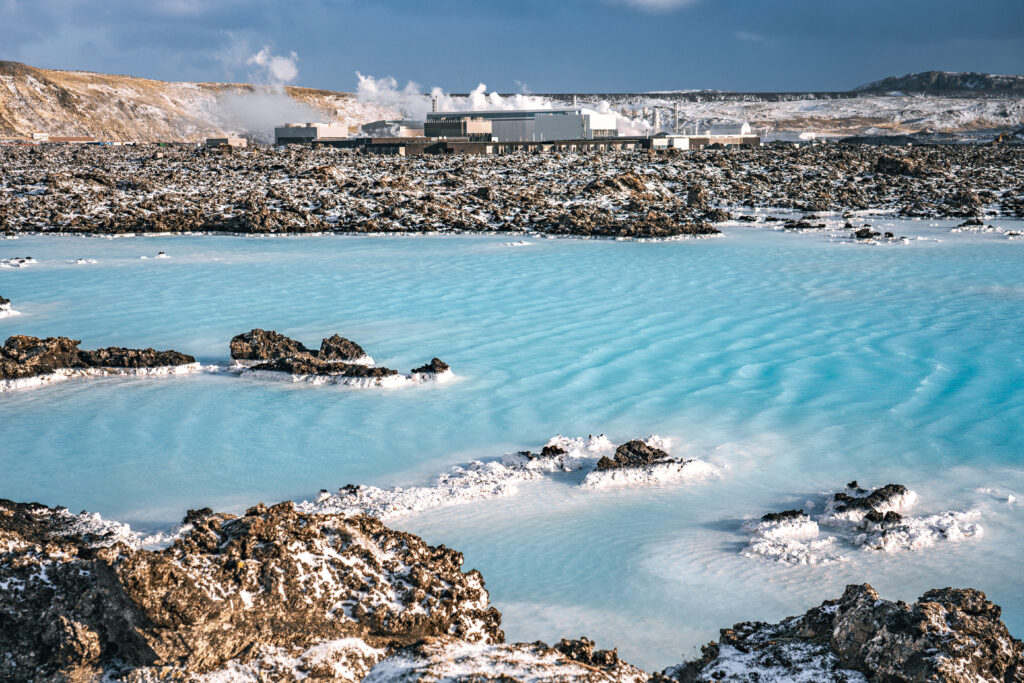 Lagoa geotérmica azul-turquesa da Blue Lagoon em Grindavík, na Islândia, um dos spas mais famosos do mundo