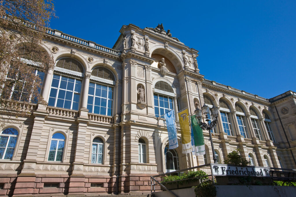 Fachada neoclássica do Friedrichsbad, o famoso banho romano-irlandês de Baden-Baden, na Alemanha
