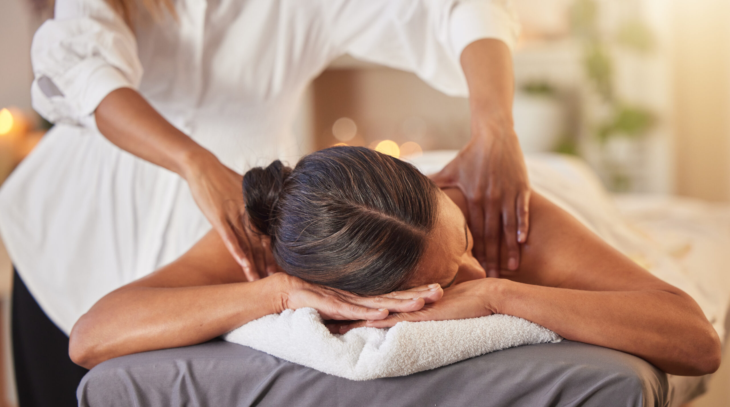 Mulher recebendo massagem relaxante em spa de luxo durante viagem wellness