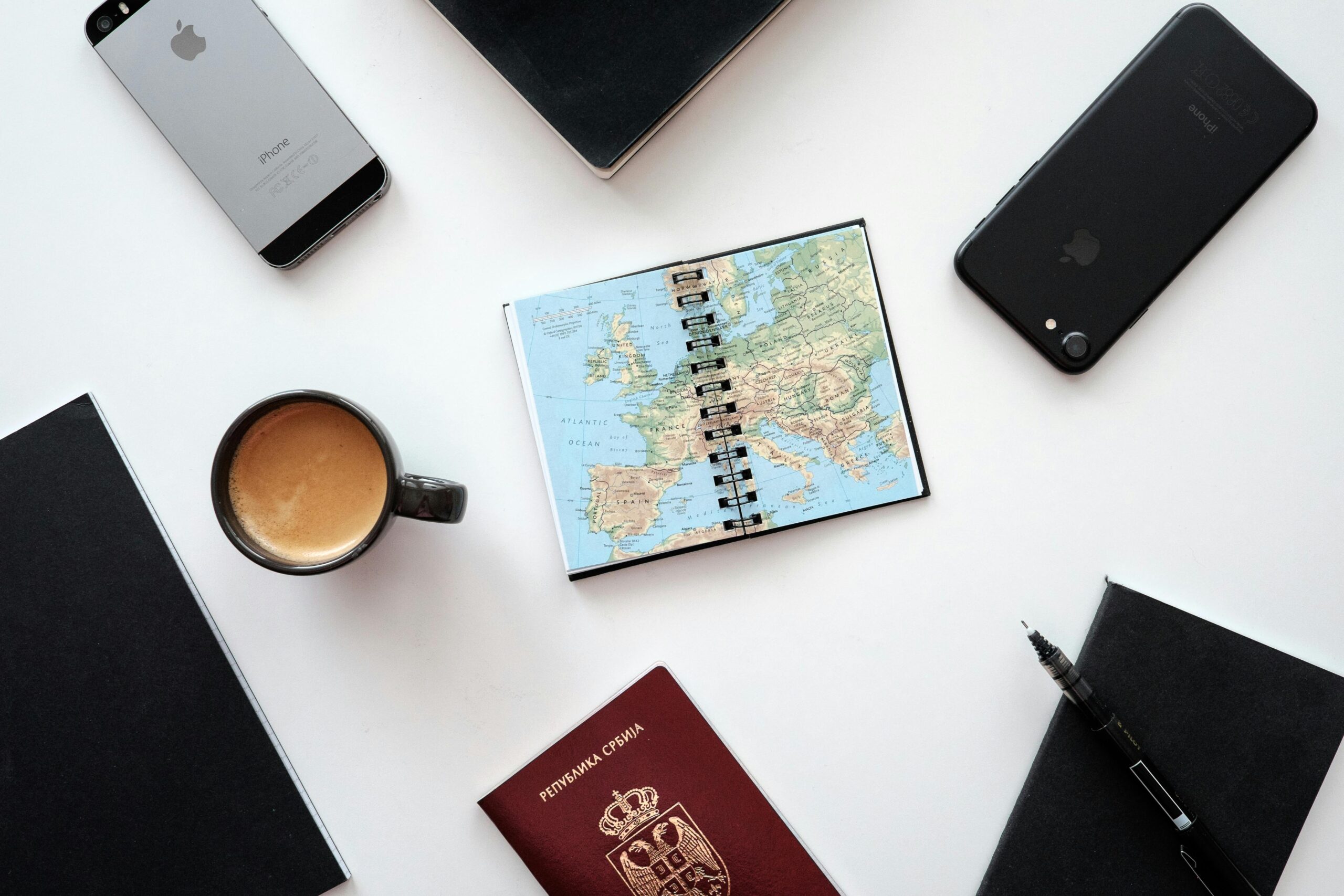 Caderno com mapa da Europa sobre mesa, simbolizando como é o serviço de uma consultoria de viagem